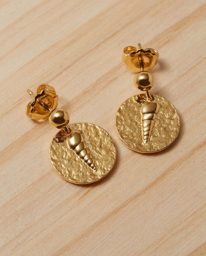 Gold plated earring with shell detail Gold