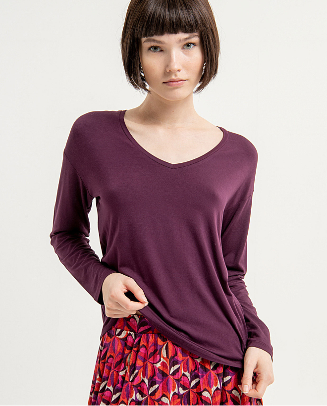 Stretchy and plain V-neck wide t-shirt Purple