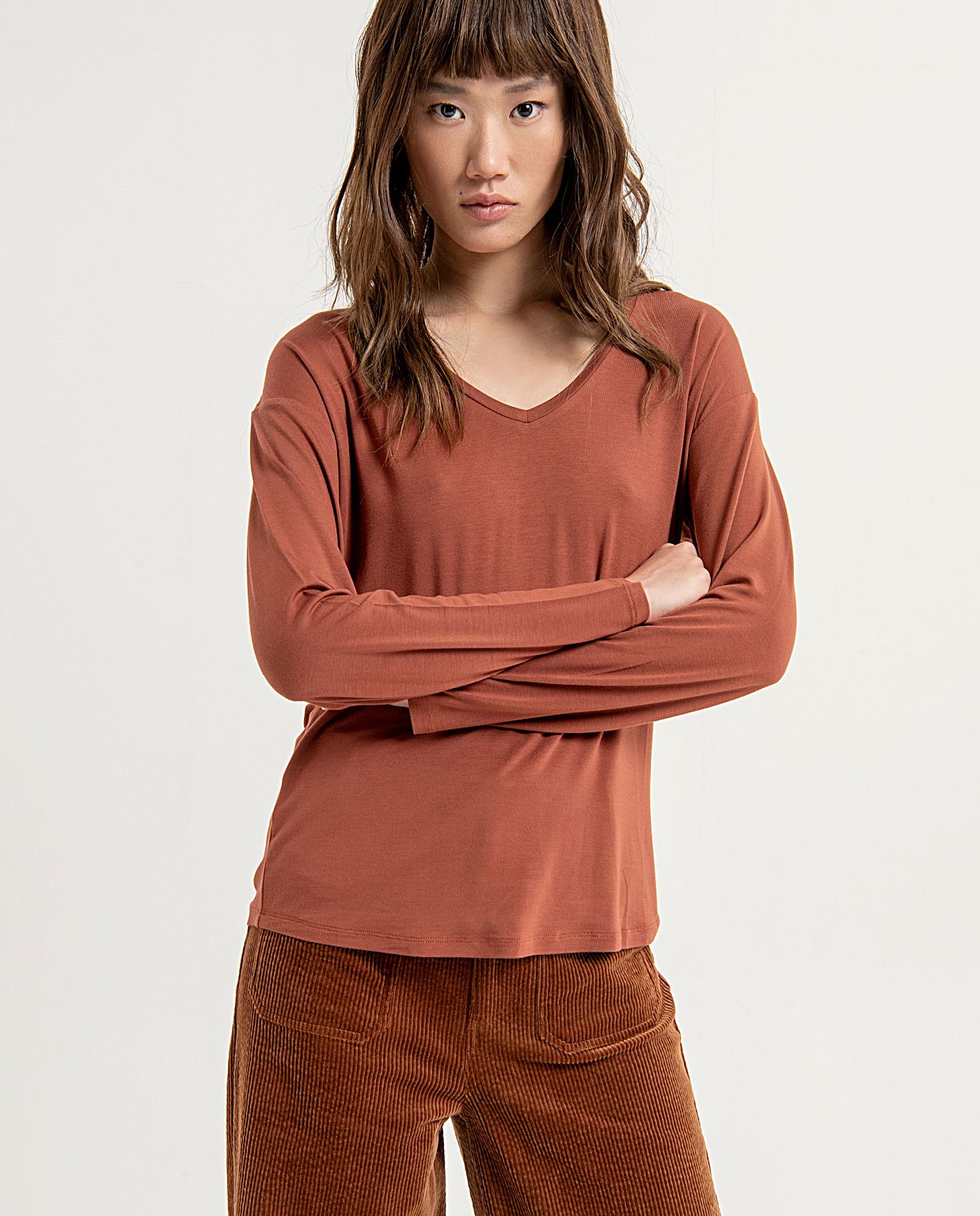Stretchy and plain V-neck wide t-shirt Brown