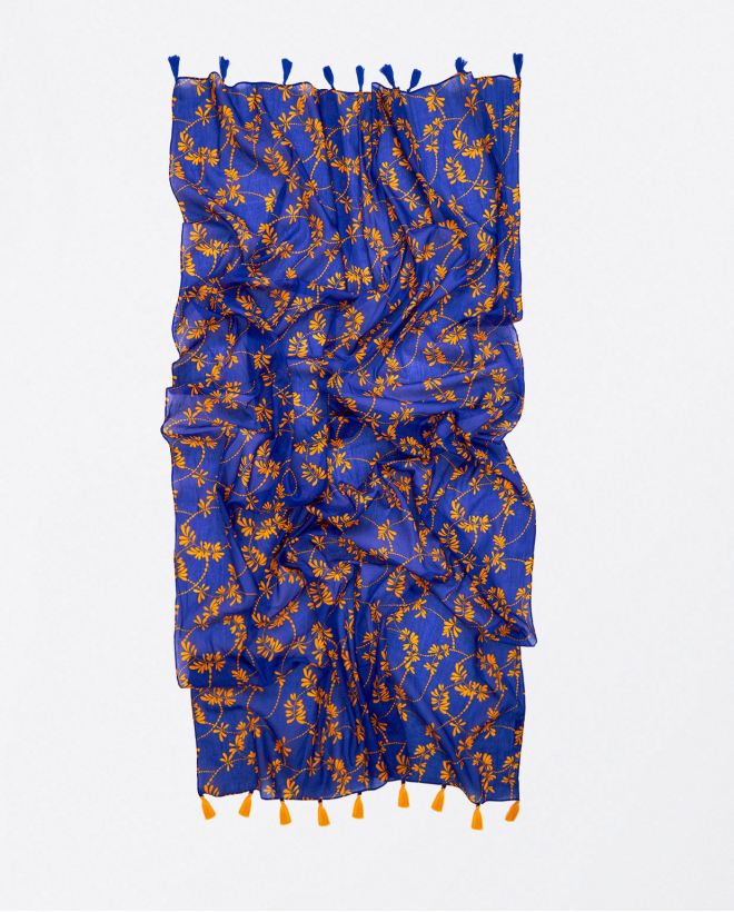 Cachecol sarongue estampado com pompons Azul