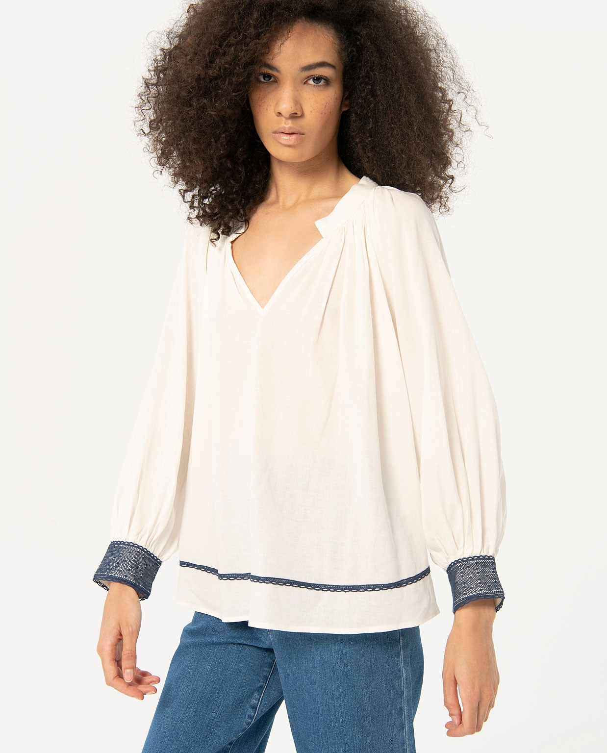 Blusa com pormenores em croché em contraste. Branco