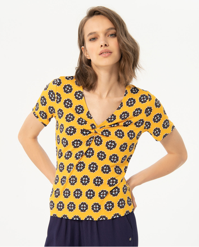 T-shirt com pormenor de folhos no decote Amarelo