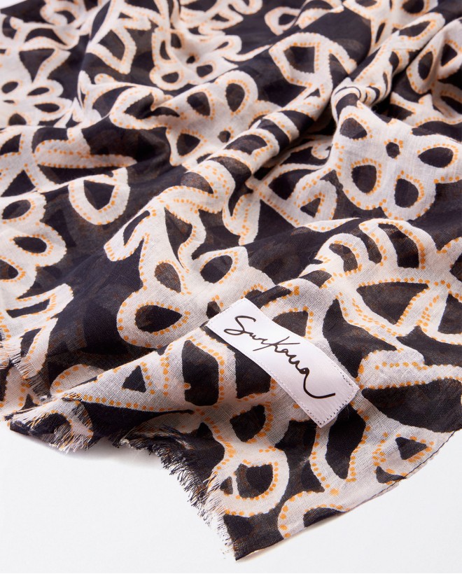 Lenço sarongue estampado floral com linhas Preto