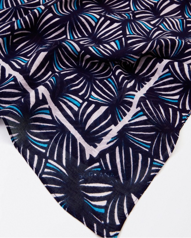 Cachecol sarongue com estampado de padrões Maori Azul