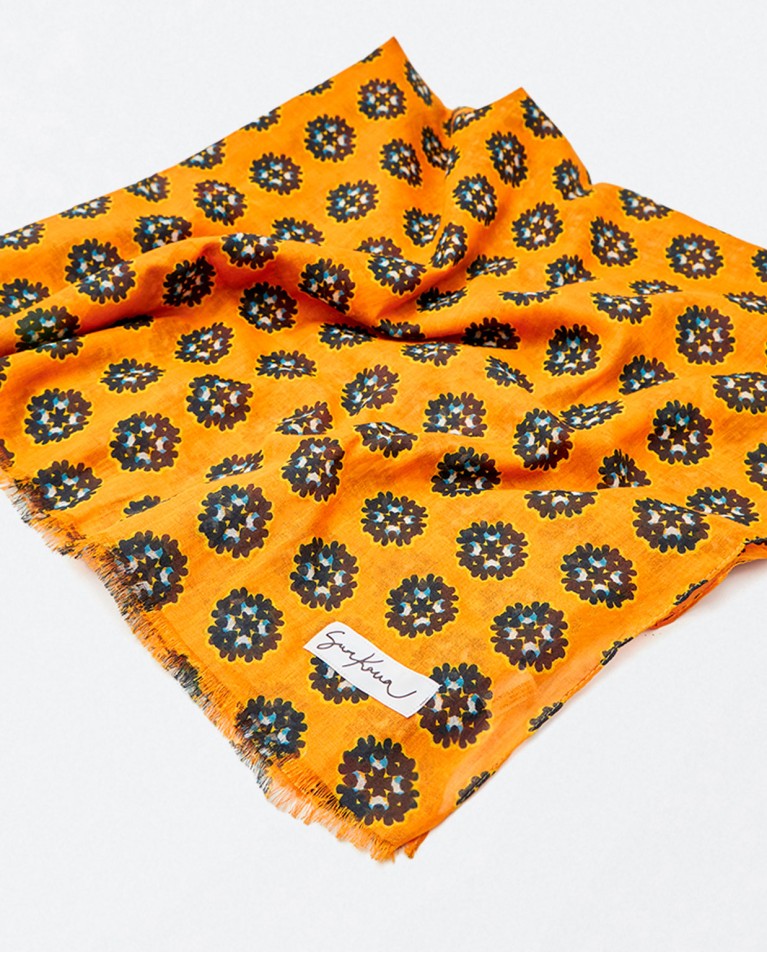 Cachecol sarongue estampado com rosetas grandes Amarelo