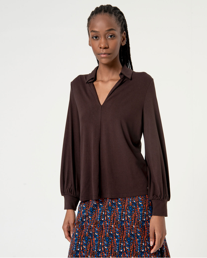 Blusa fluida escote pico lisa Chocolate