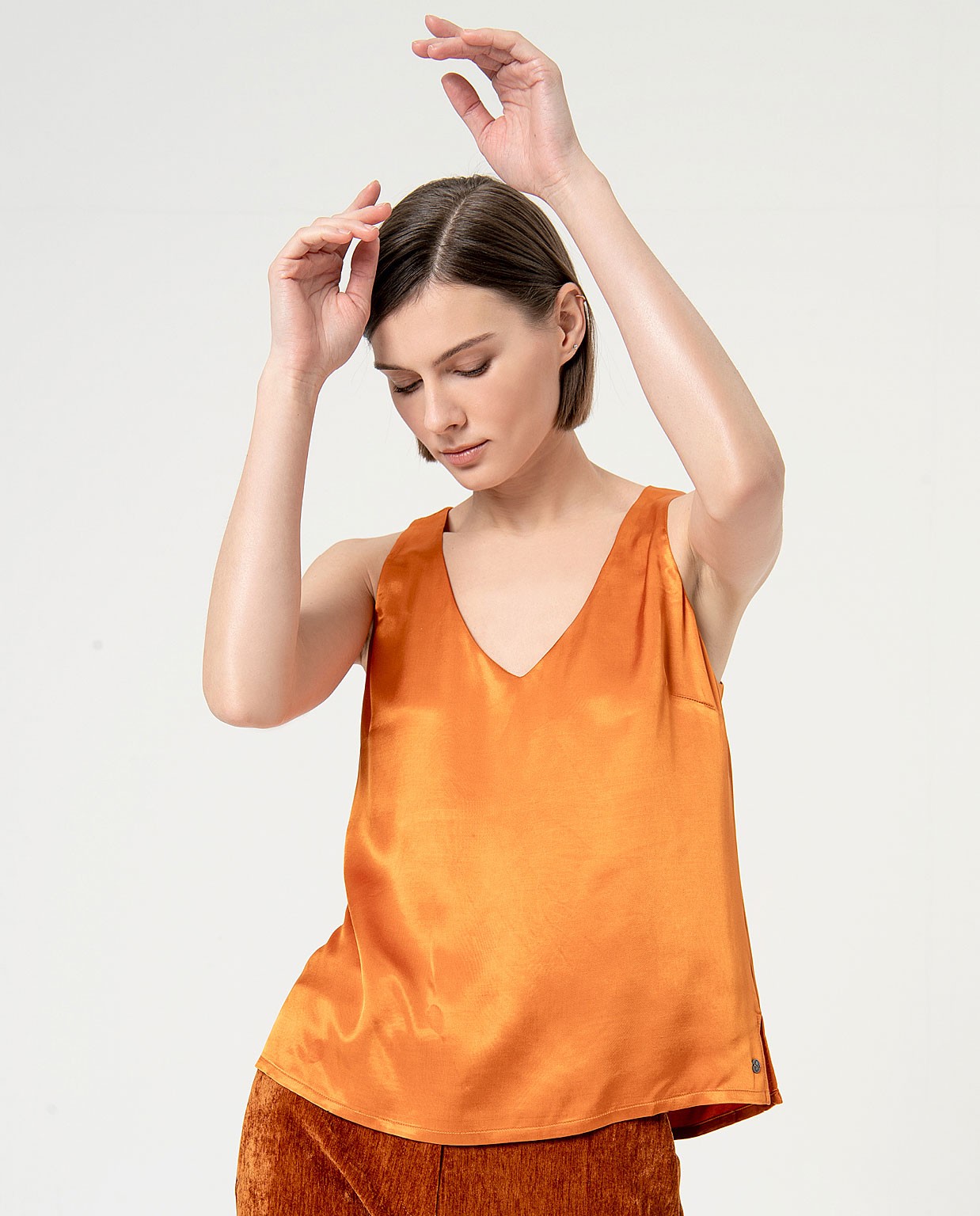 Top satinado escote pico liso Naranja