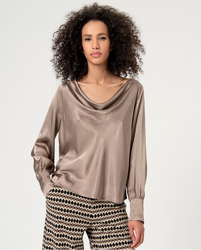 Blusa satinada escote...