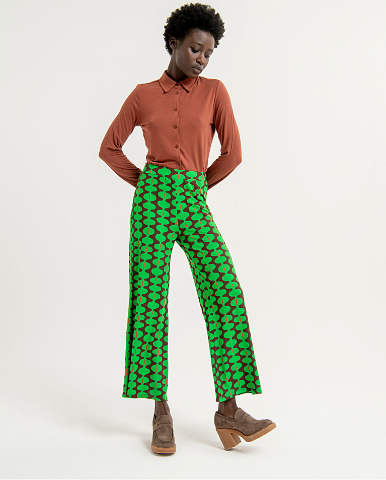 Pantalón flare elástico y estampado Verde