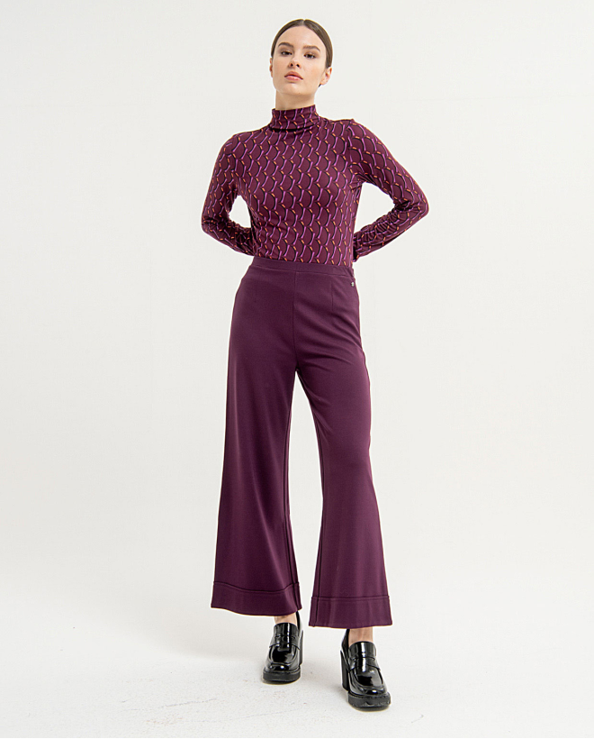 Pantalón tobillero corte flare liso Morado