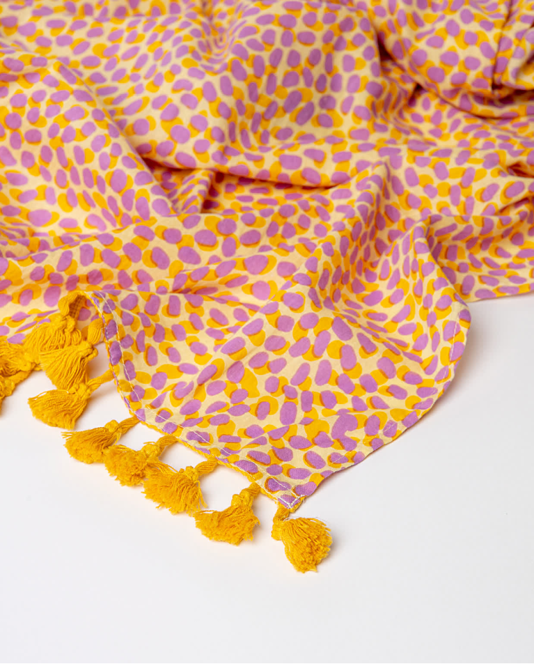 Pareô estampado com detalhe de franjas Amarelo