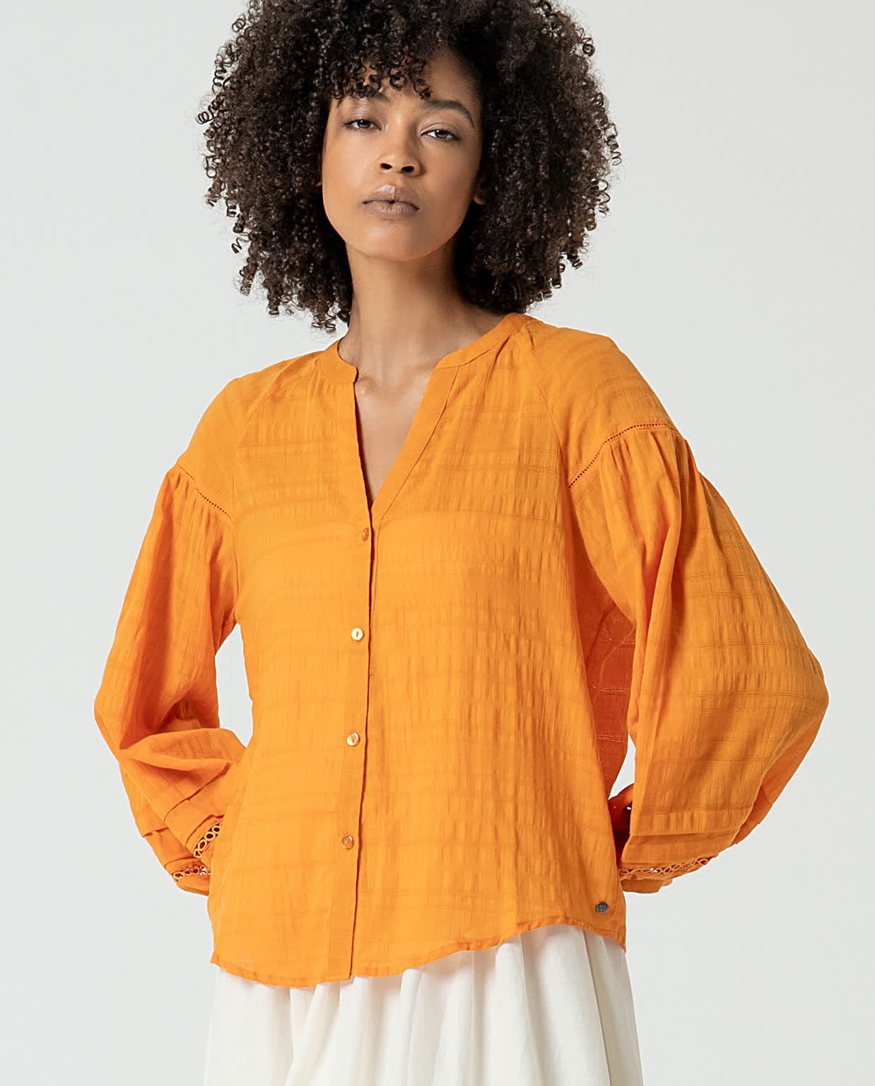 Blusa romántica con bordados lisa Naranja