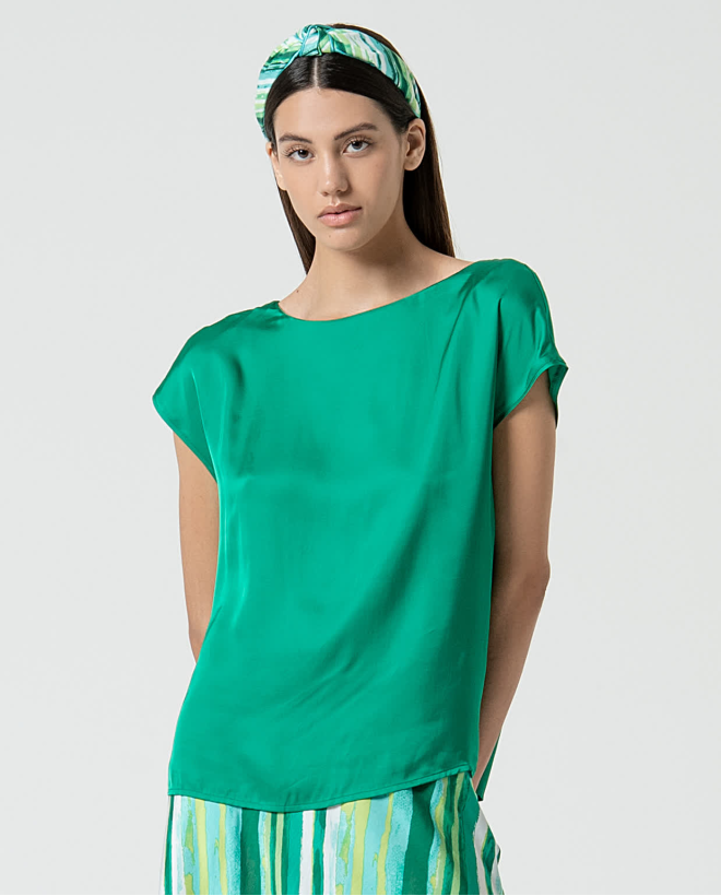 Camiseta satinada con cuello barco Verde Billiar