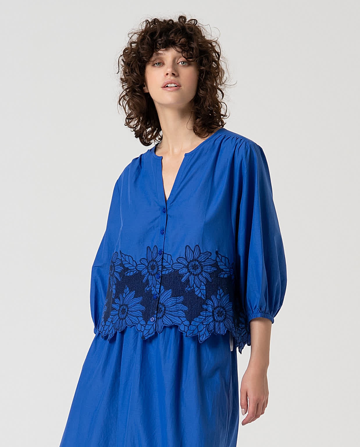 Blusa oversize algodón con bordado Azul Cobalto