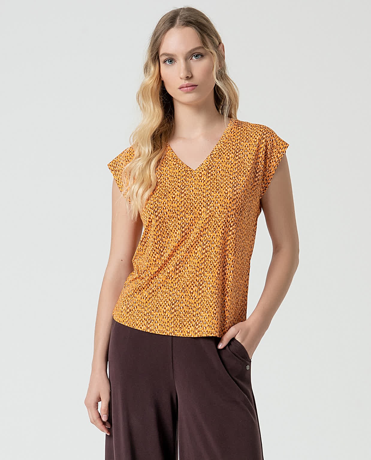 Camiseta elástica escote pico Amarillo