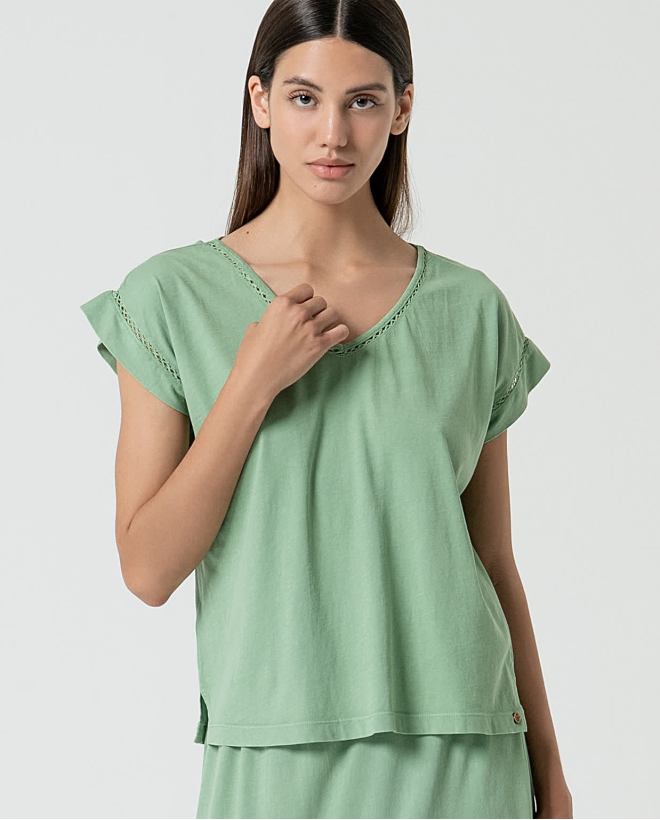 Camiseta com decote em V Verde