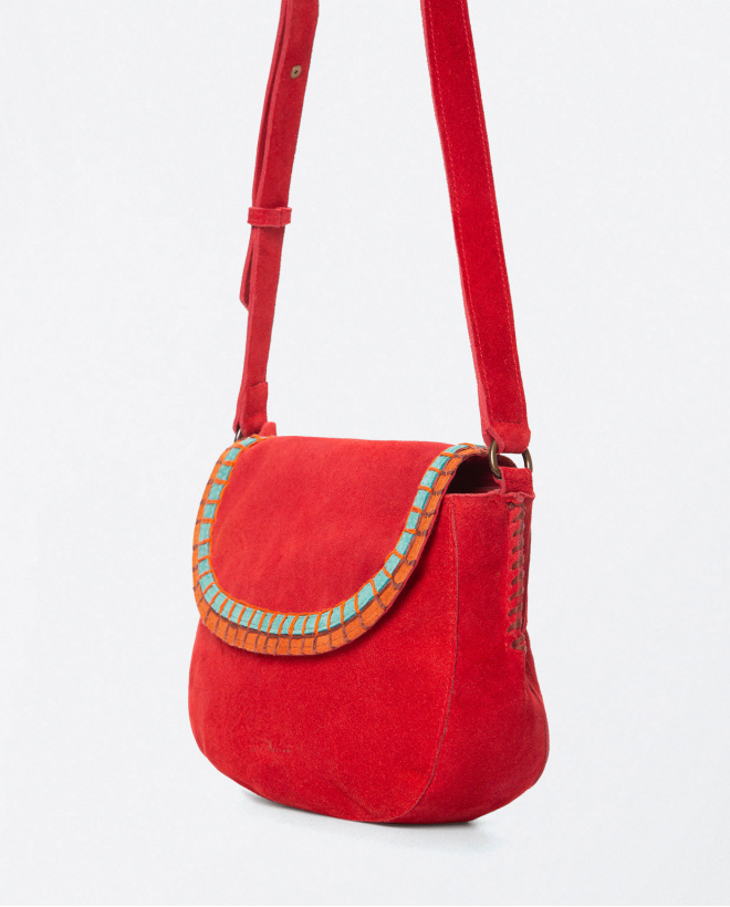 Bandolera de napa con solapa y bordado. Rojo