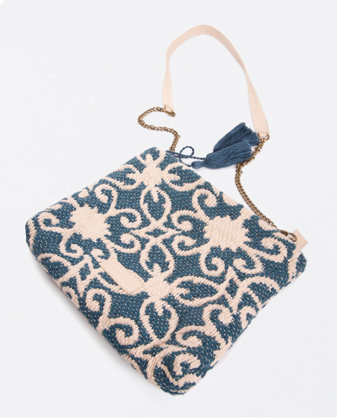 Bandolera con cadena y pompones. Estampado Azul celeste