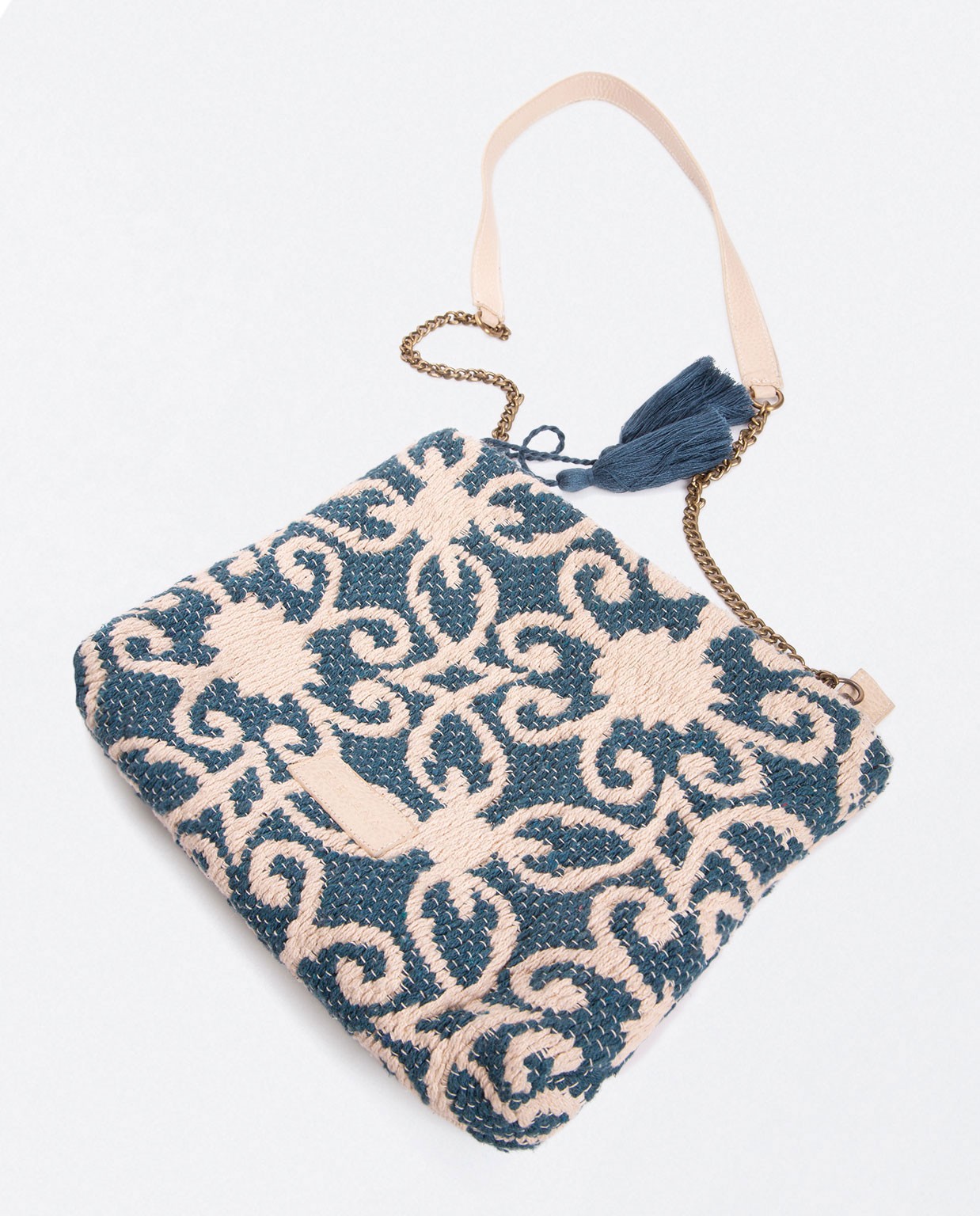 Bandolera con cadena y pompones. Estampado Azul celeste