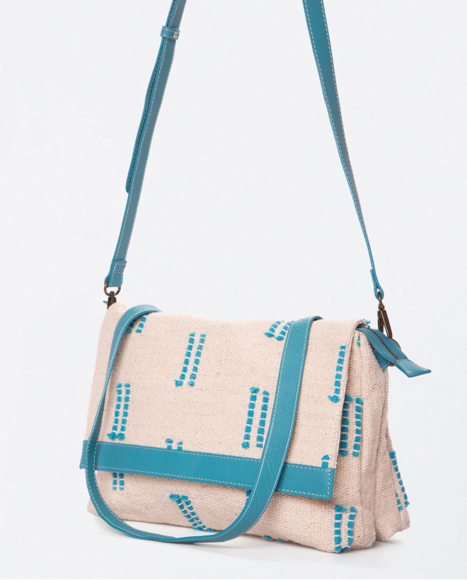 Bolso bandolera con solapa y asa corta. Turquesa
