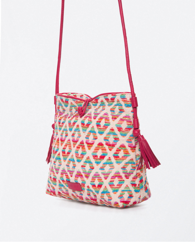 Bandolera mediana. Cierre botón. Estampado Fucsia