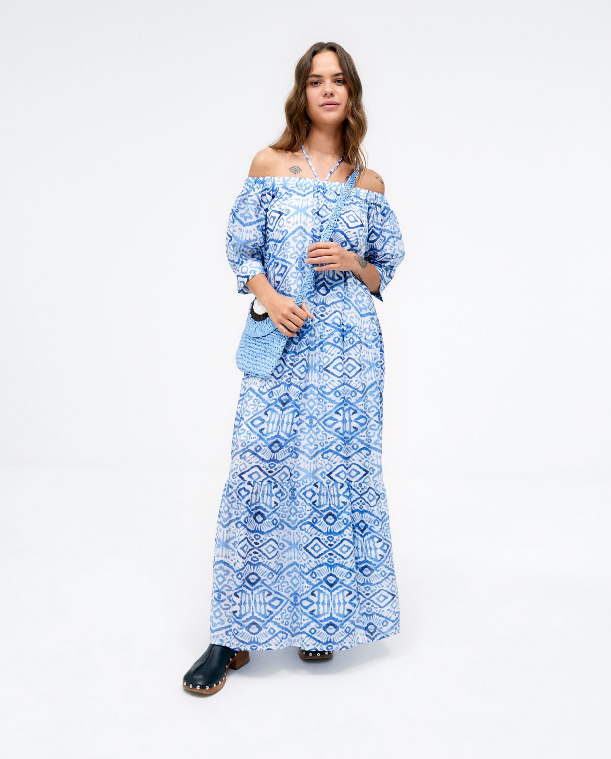 Bandolera pequeña con solapa de rafia. Azul