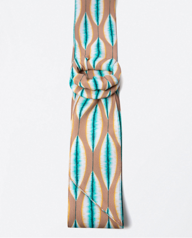 Conjunto de cintos em tecido estampado. Bege