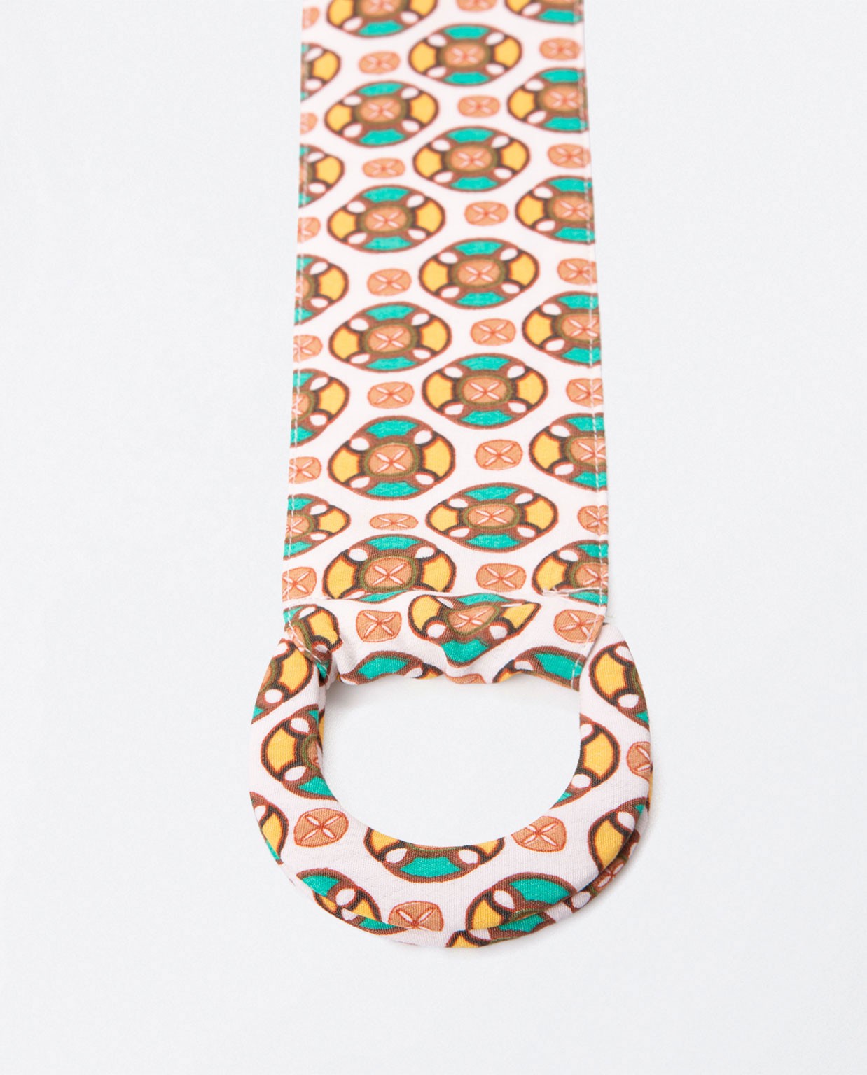 Conjunto de cintos em tecido estampado. Amarelo