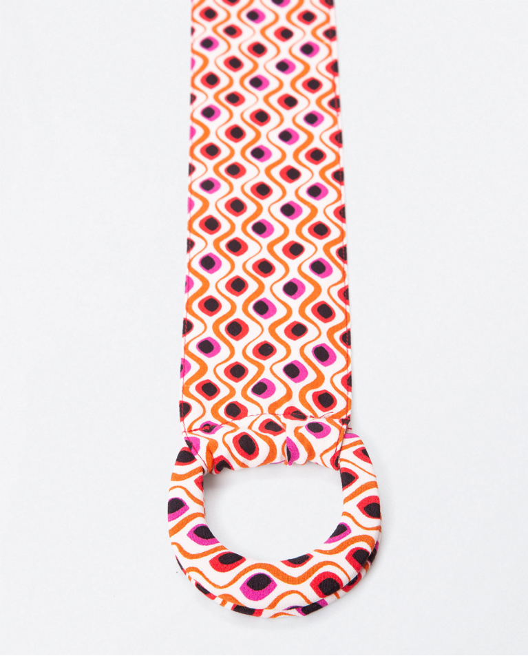 Conjunto de cintos em tecido estampado. Vermelho