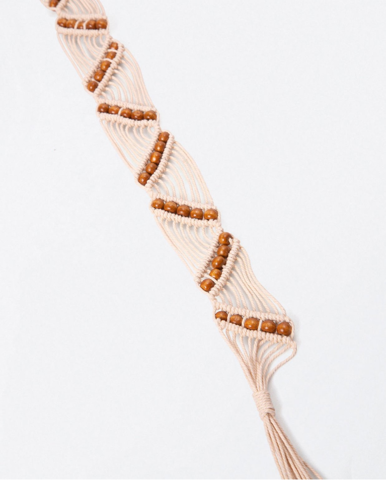 Cinto em macramé com contas de madeira. Cru