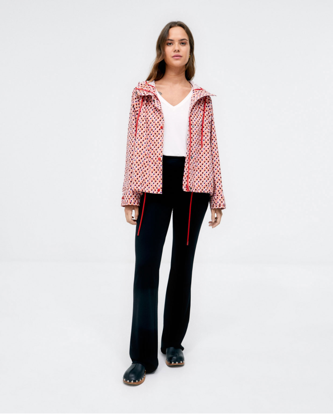 Parka curta estampada com capuz. Vermelho