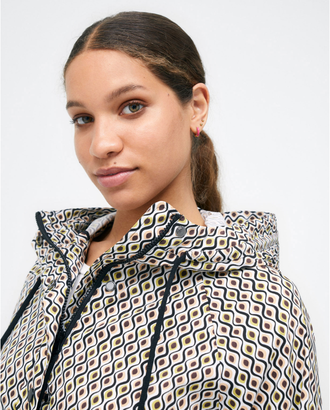 Parka curta estampada com capuz. Verde