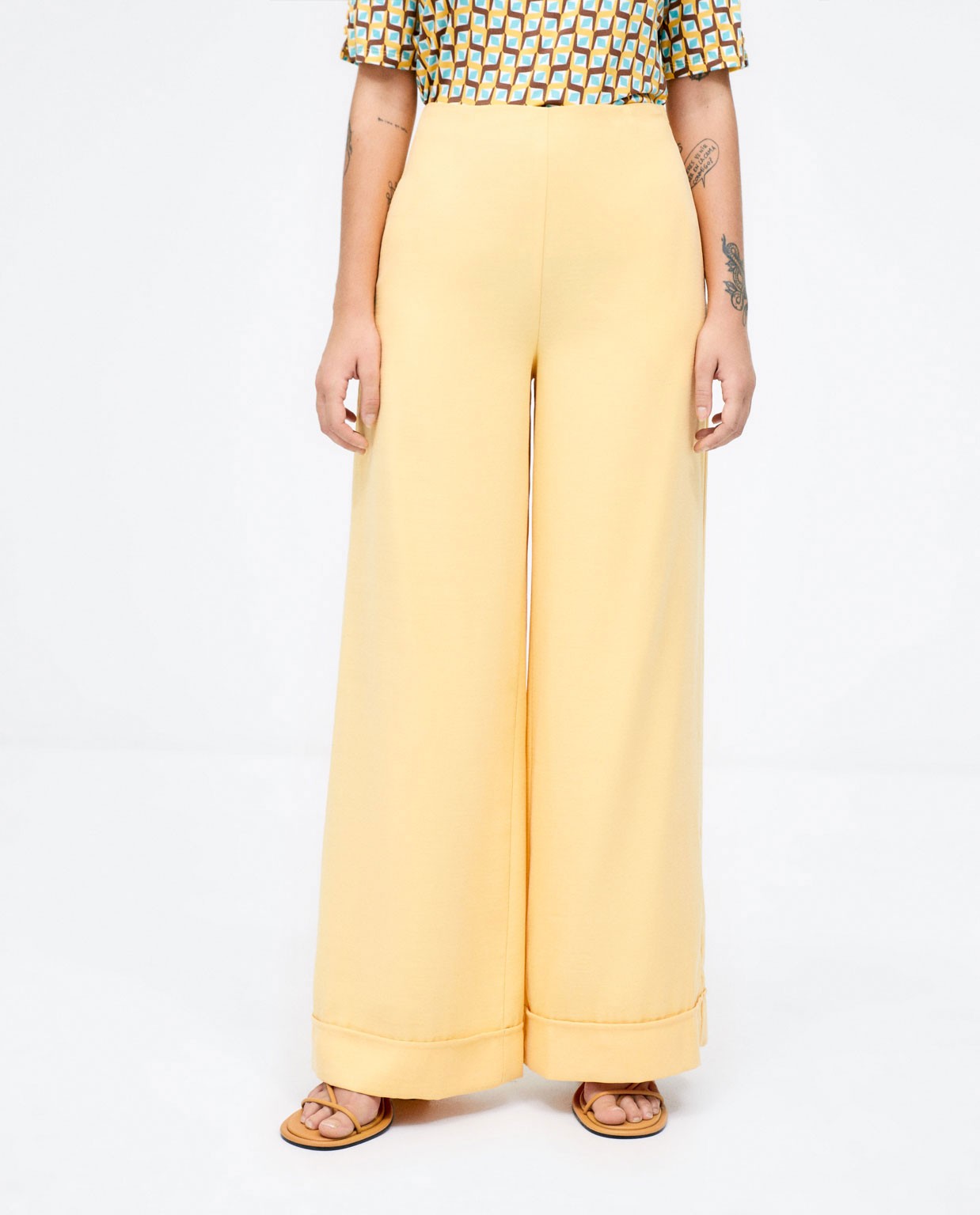 Pantalón largo ancho de cintura alta. Liso  Amarillo