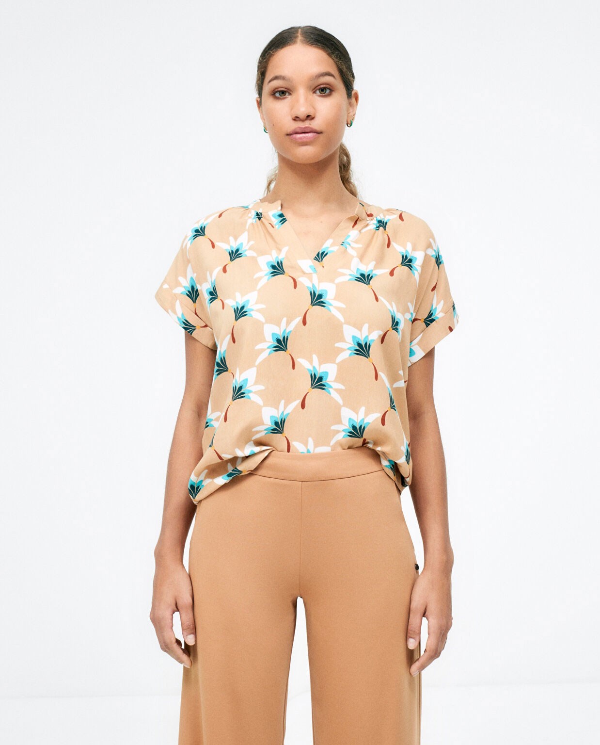 Wide ankle trousers. Elasticated. Plain  Beige