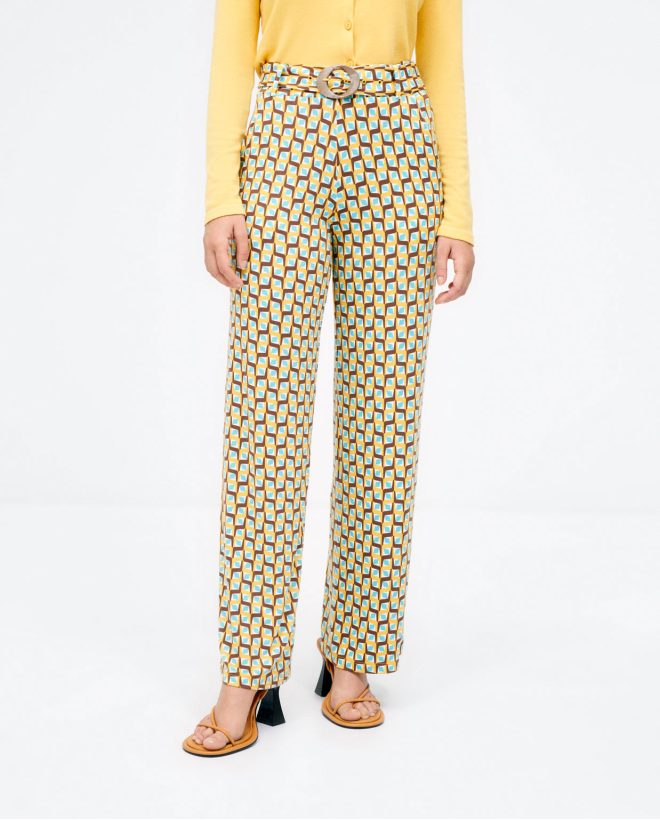 Pantalón largo recto con cinturón. Estampado Amarillo