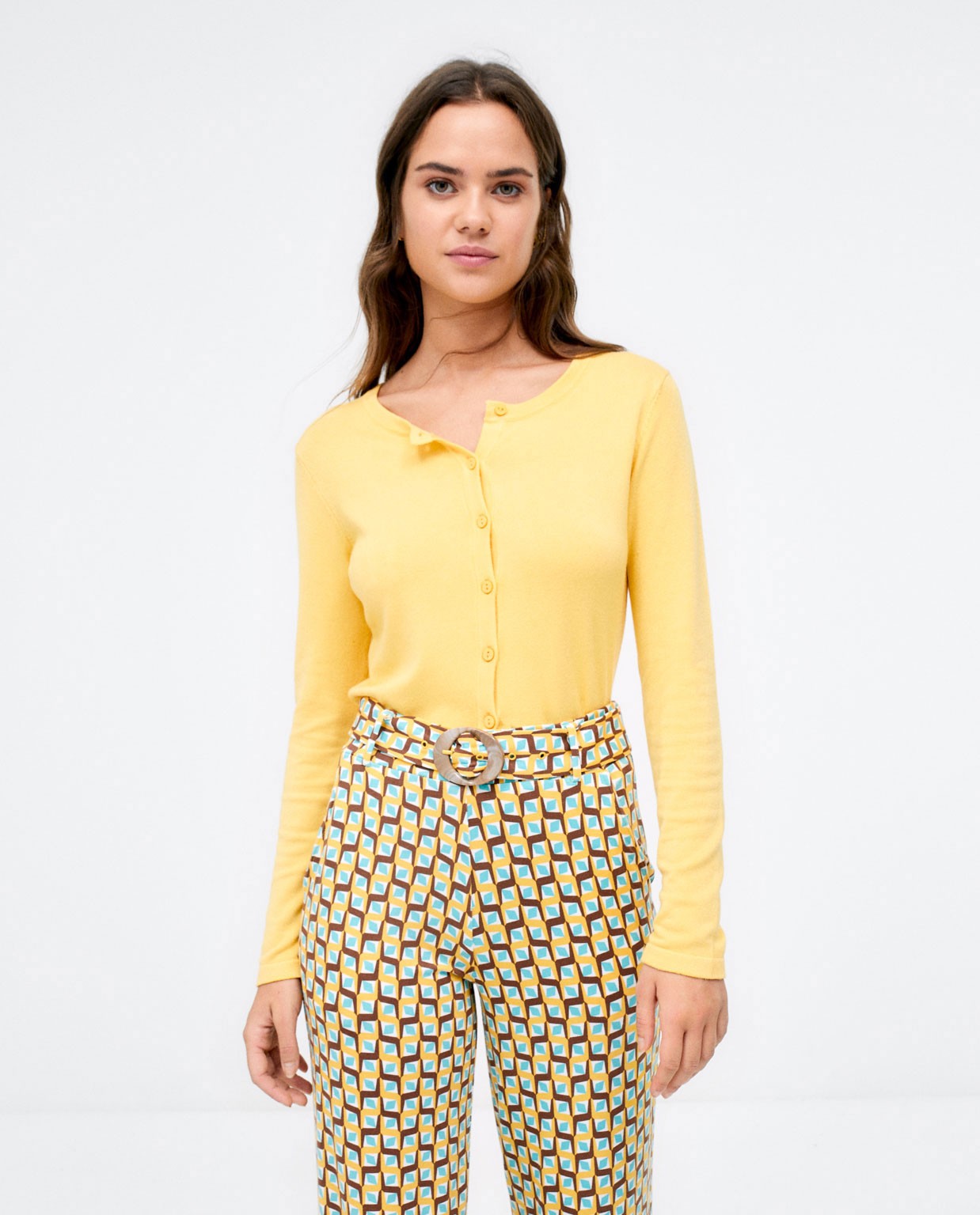 Pantalón largo recto con cinturón. Estampado Amarillo