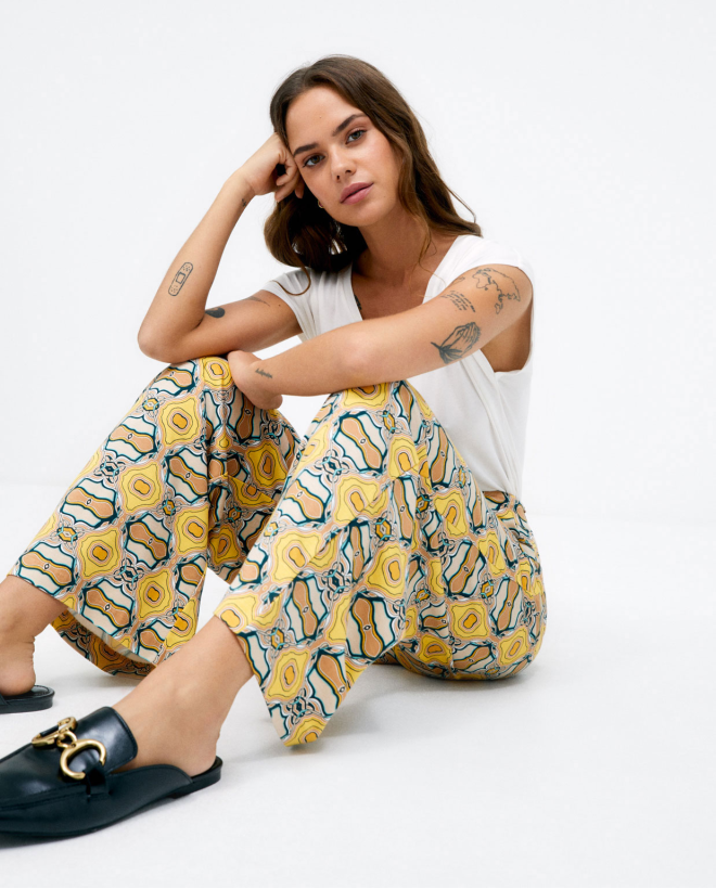 Pantalón largo ancho. Elástico Estampado. Amarillo
