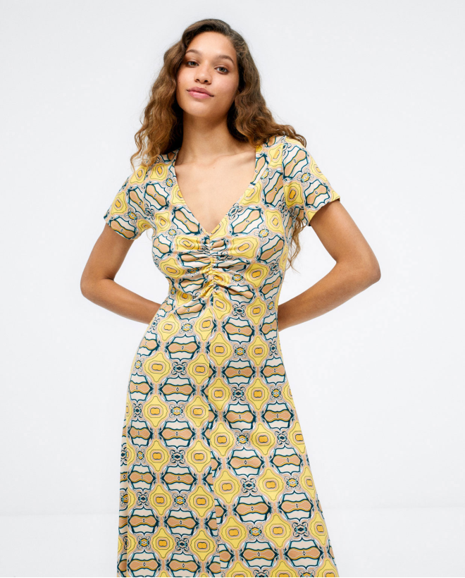 Vestido midi. Escote...