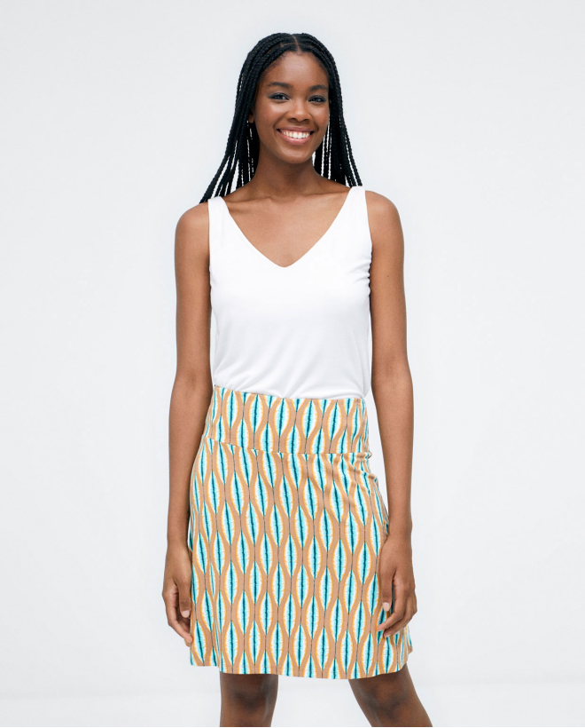 Short fla skirt. Elasticated waist. Beige