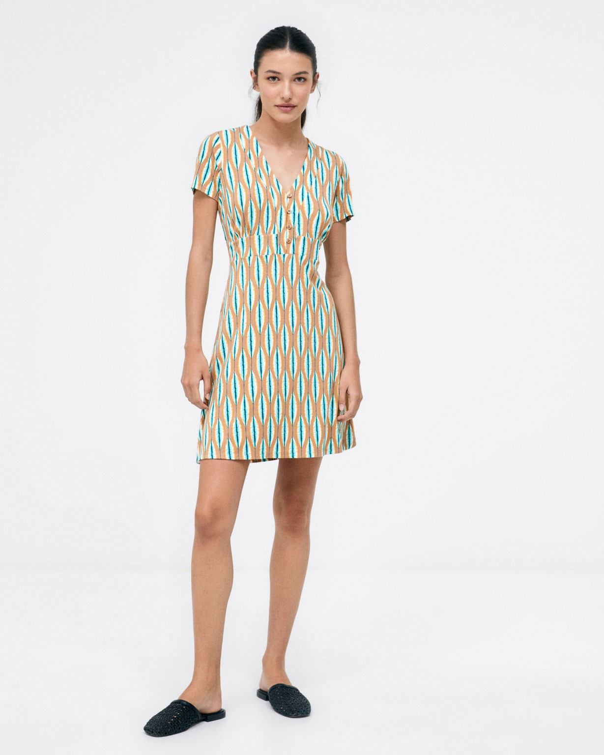 Vestido corto. Cuello V. Elástico. Estampado Beige