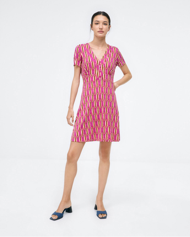 Vestido curto com decote em...