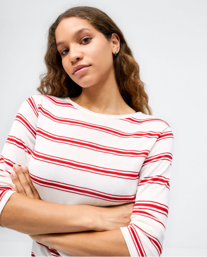 Camisola às riscas com decote barco. Vermelho