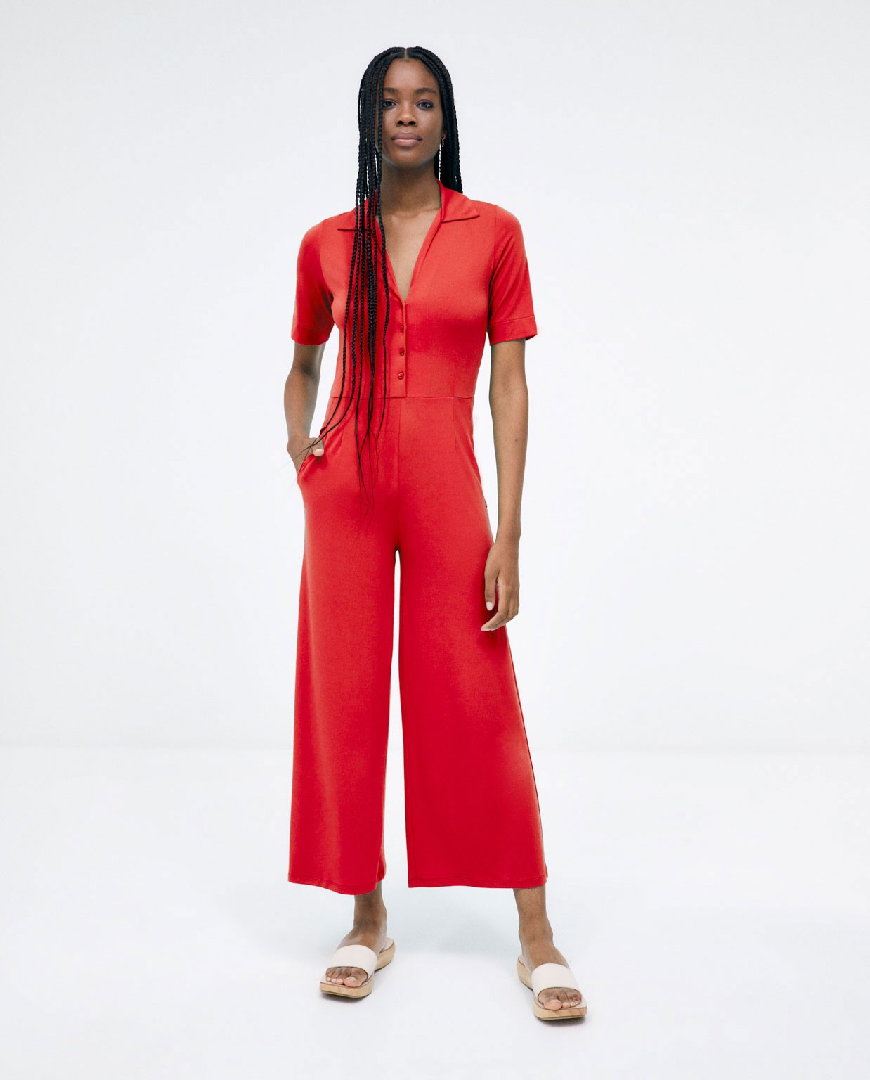 Macacão comprido estilo camiseiro com bolsos. Vermelho