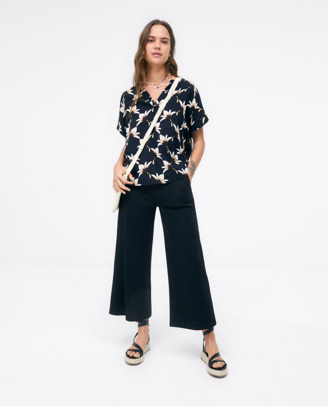 Blusa manga corta. Cuello...