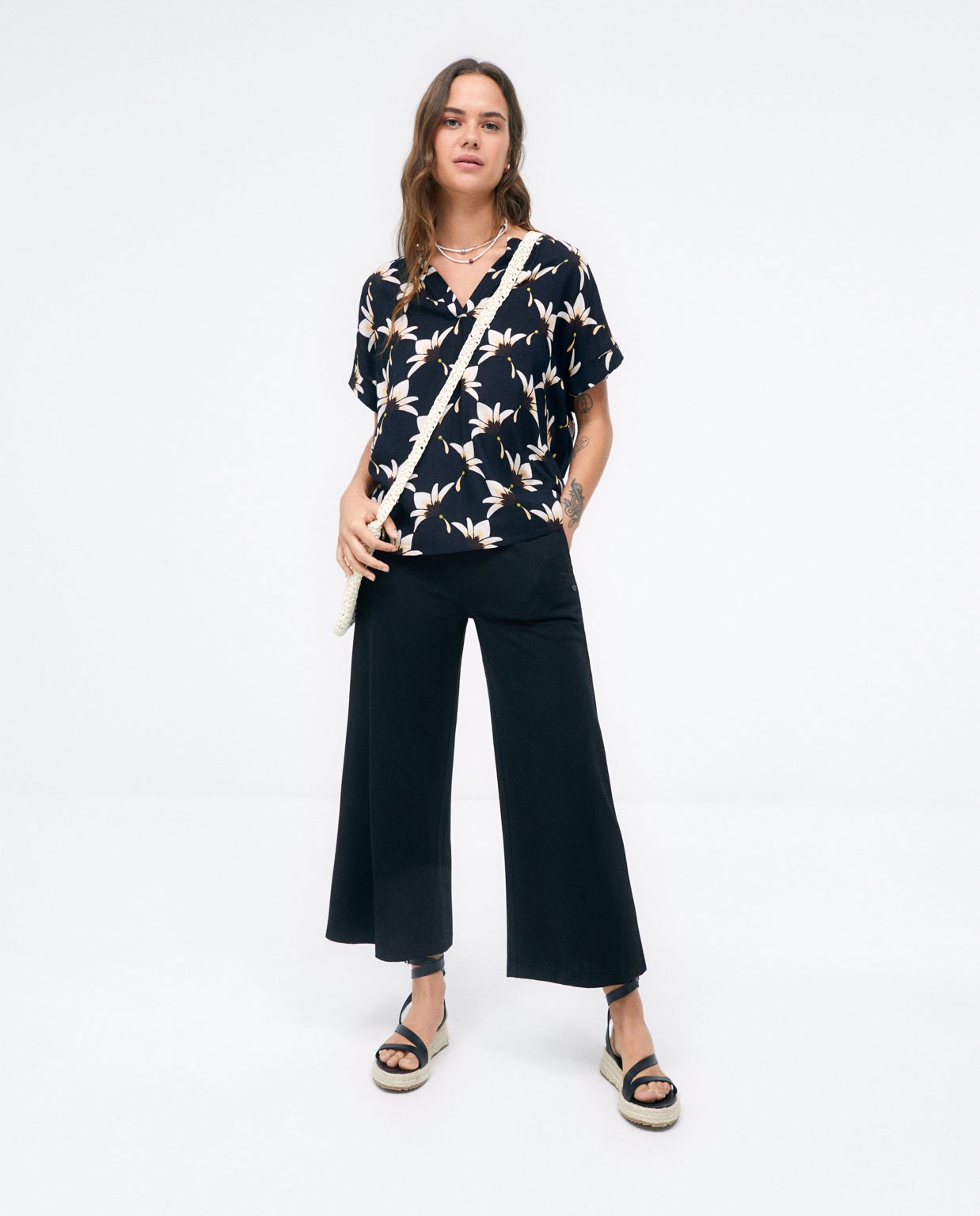 Blusa manga corta. Cuello V. Estampado flor. Negro