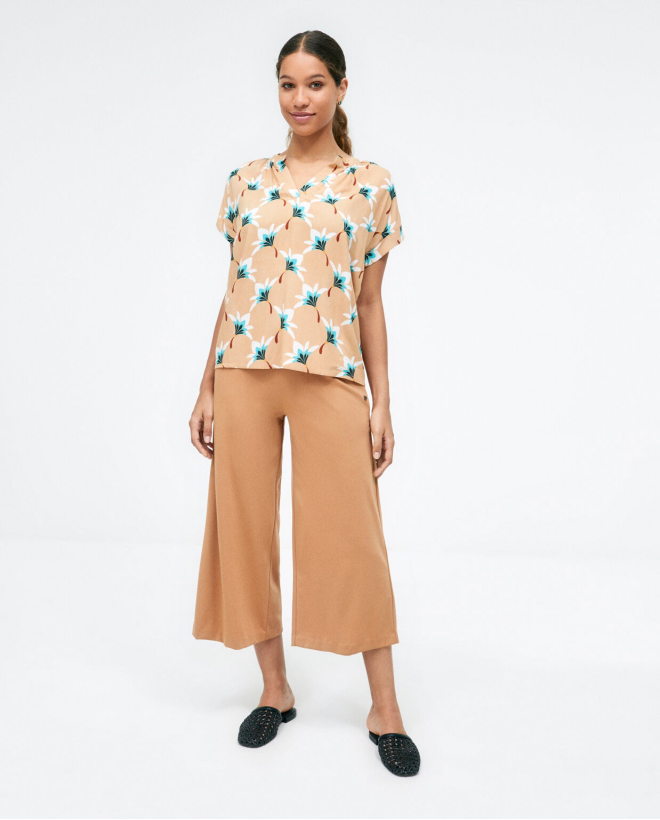 Blusa manga corta. Cuello...