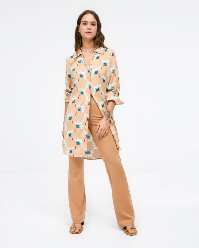 Camisa larga de manga larga. Estampado flores Camel