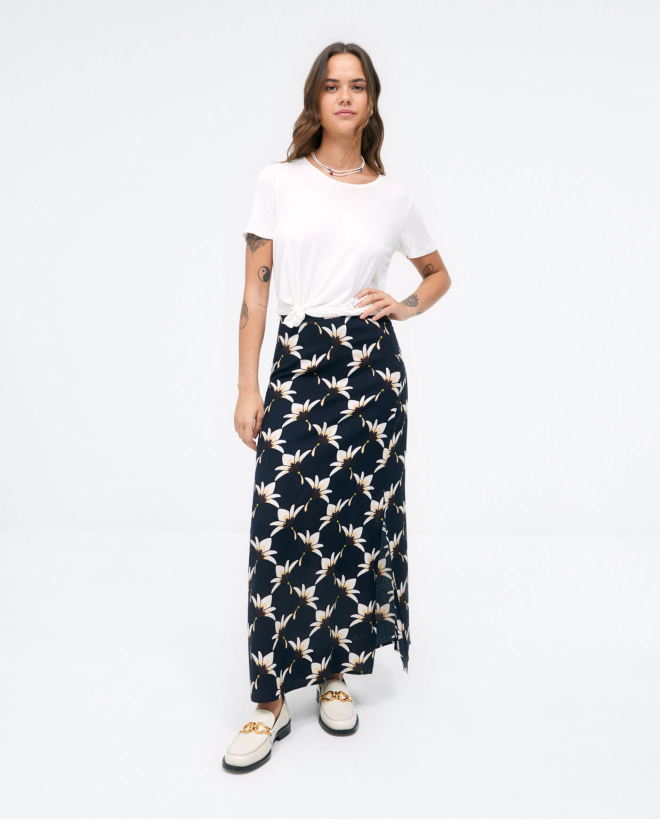 Midi skirt with side slit. Black