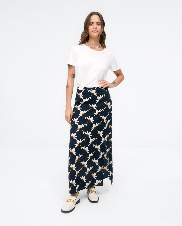 Midi skirt with side slit. Black