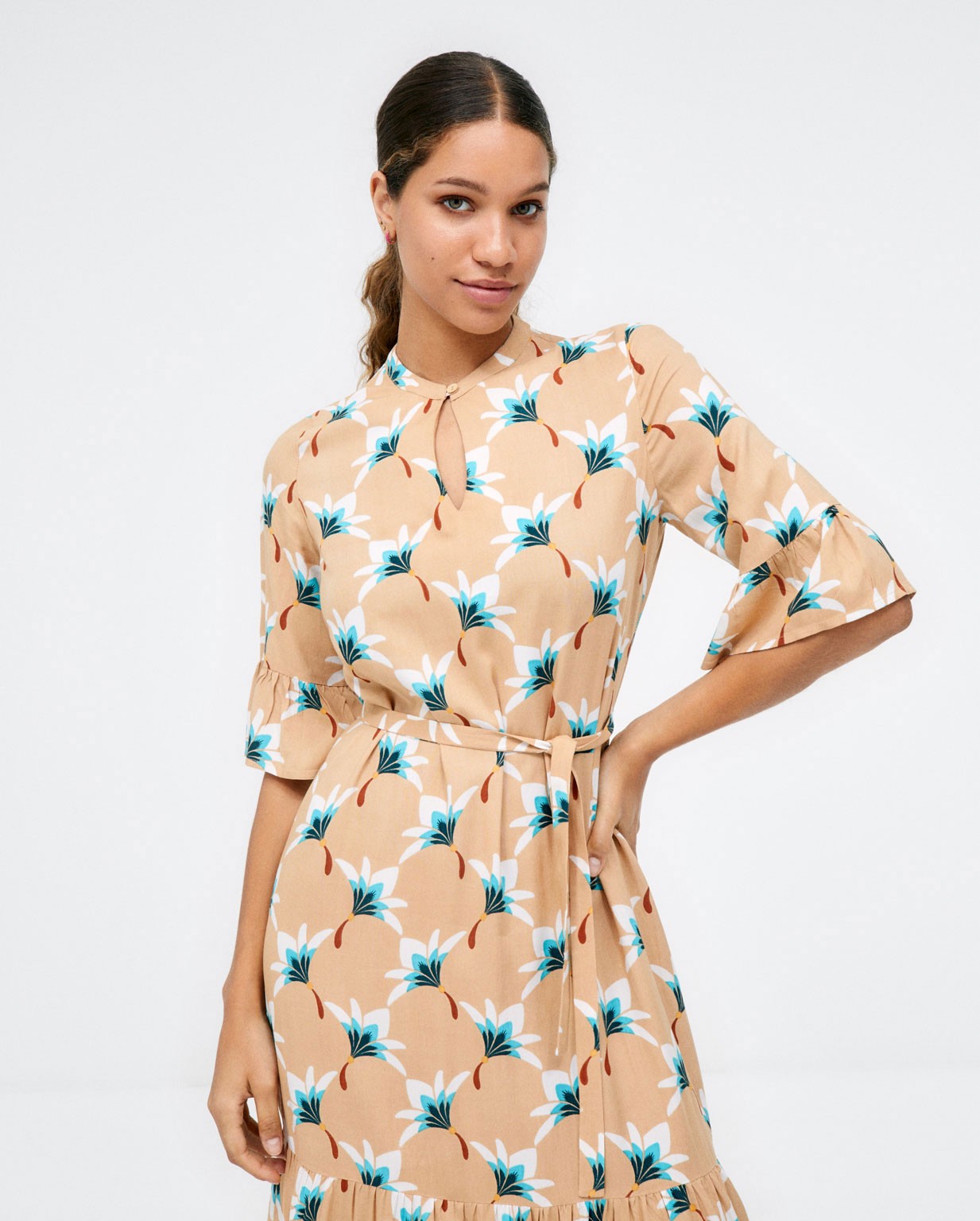 Vestido midi y manga con volante. Estampado Camel